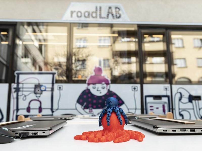 Image photo: Close-up of printed workpiece in front of roadLAB: 